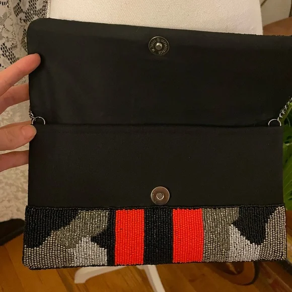 Beaded Bee Clutch Crossbody insect - Picture 4 of 6